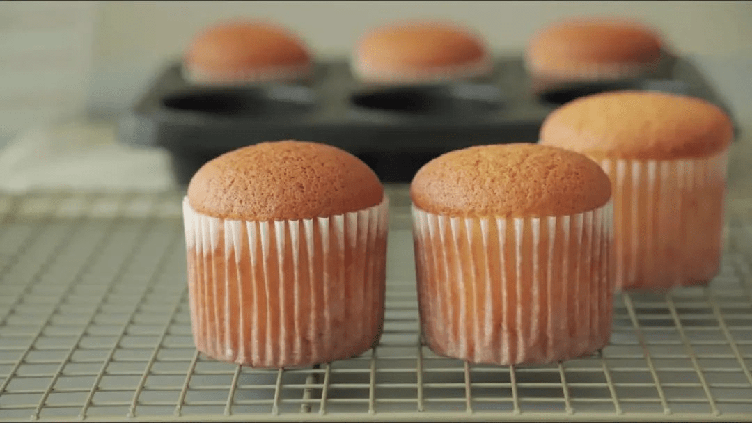 【食譜】黃金海綿杯子蛋糕做法：省時省力還好看